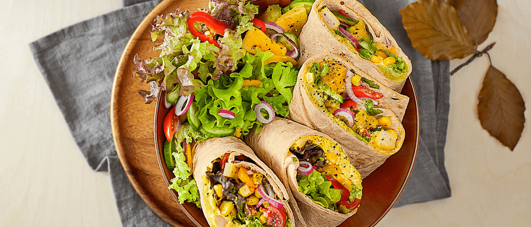 Wraps garnis de salade de poulet, d’ananas et de légumes