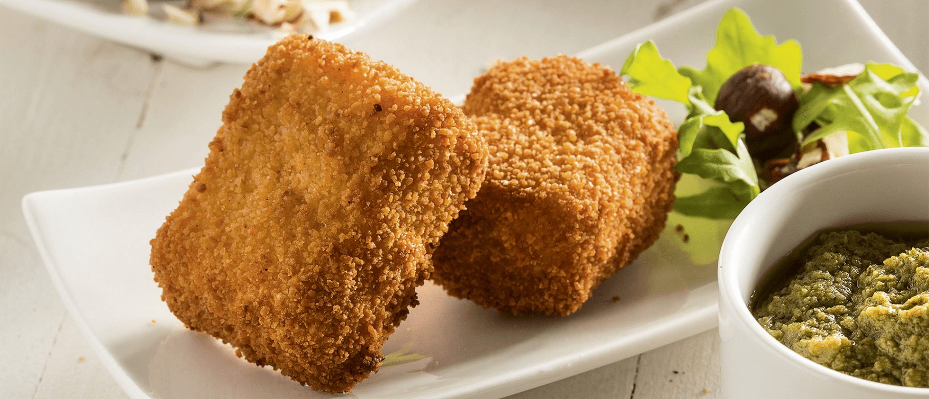 Croquette au brie, aux noisettes et à la sauce italienne verte