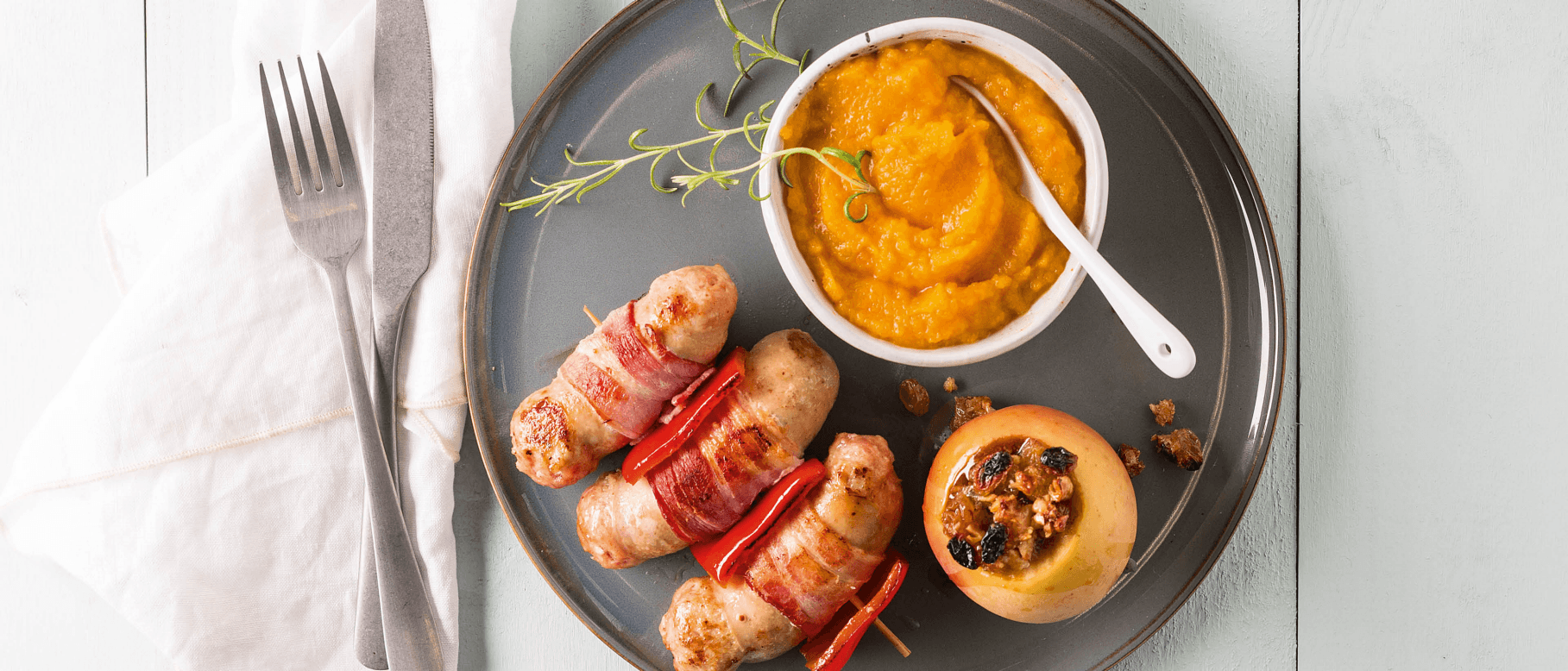 Saté de saucisse de poulet, purée de butternut et pommes rôties