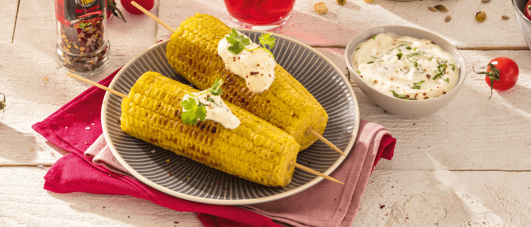 Épis de maïs grillés avec sauce dip piquante