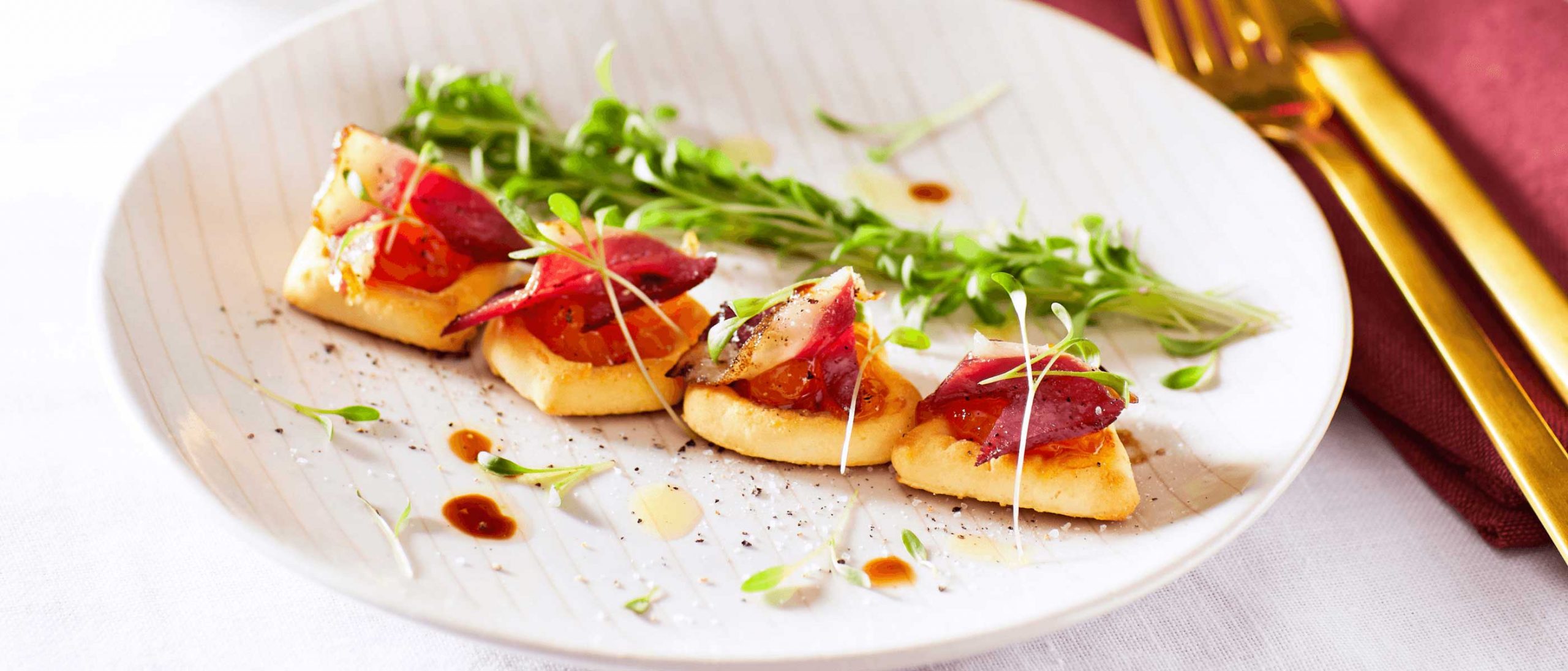 Amuse-gueule de magret de canard fumé avec confiture mangue-fruit de la passion