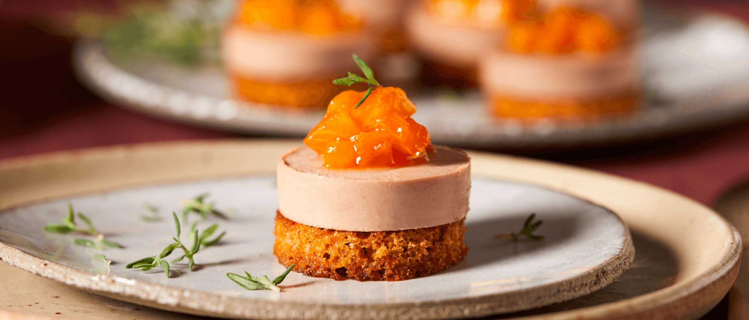 Amuse-gueule de foie fin avec du pain d’épices et du kaki