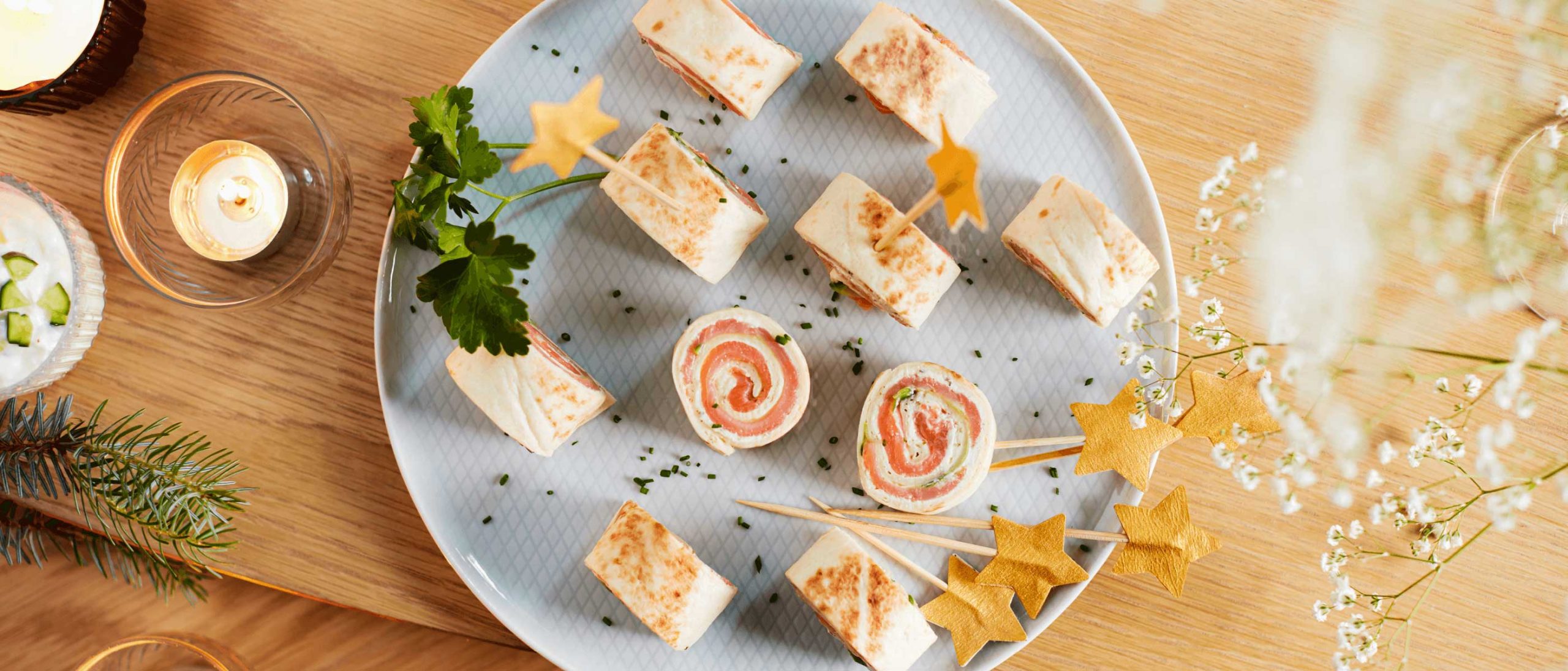 Bouchées de wraps au saumon, concombre et fromage aux herbes