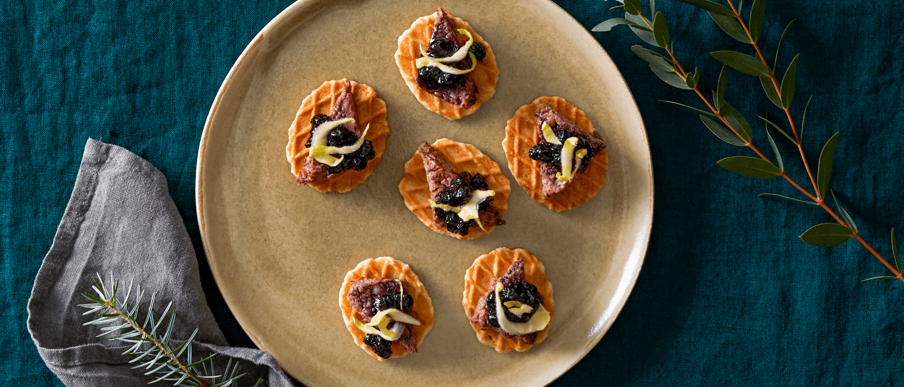 Amuse-gueule de biscuit au beurre au pâté de gibier, à la confiture et au chicon