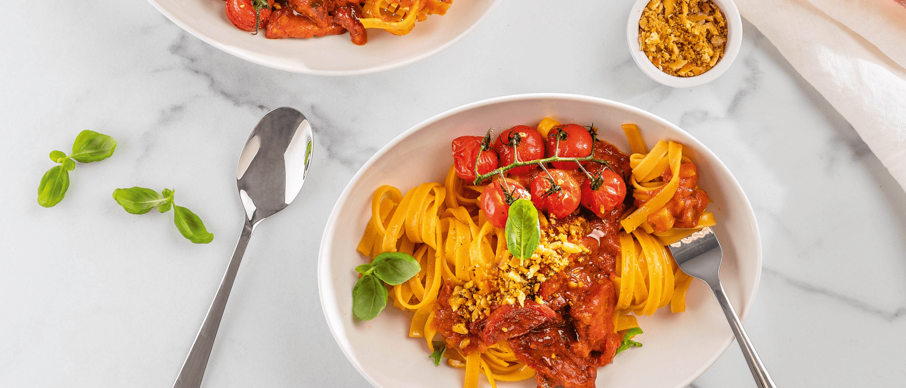 Tagliatelles au piment avec salami et crumble de gressins frit