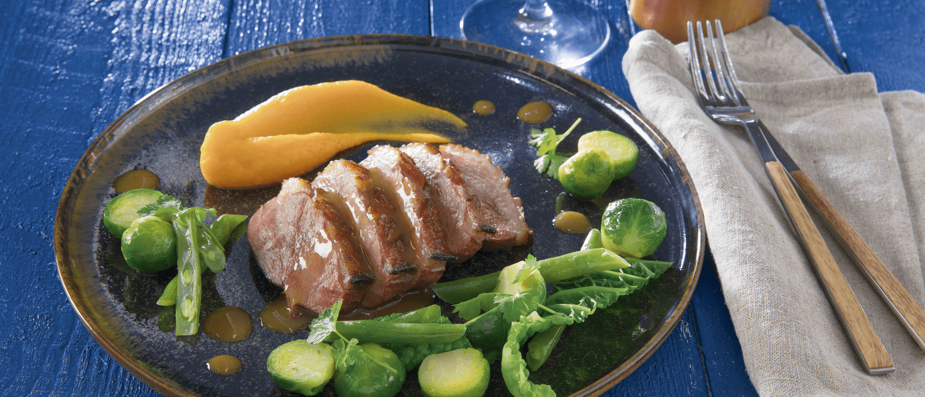 Magret de canard aux légumes verts, à la purée de potiron et à la sauce au vin rouge