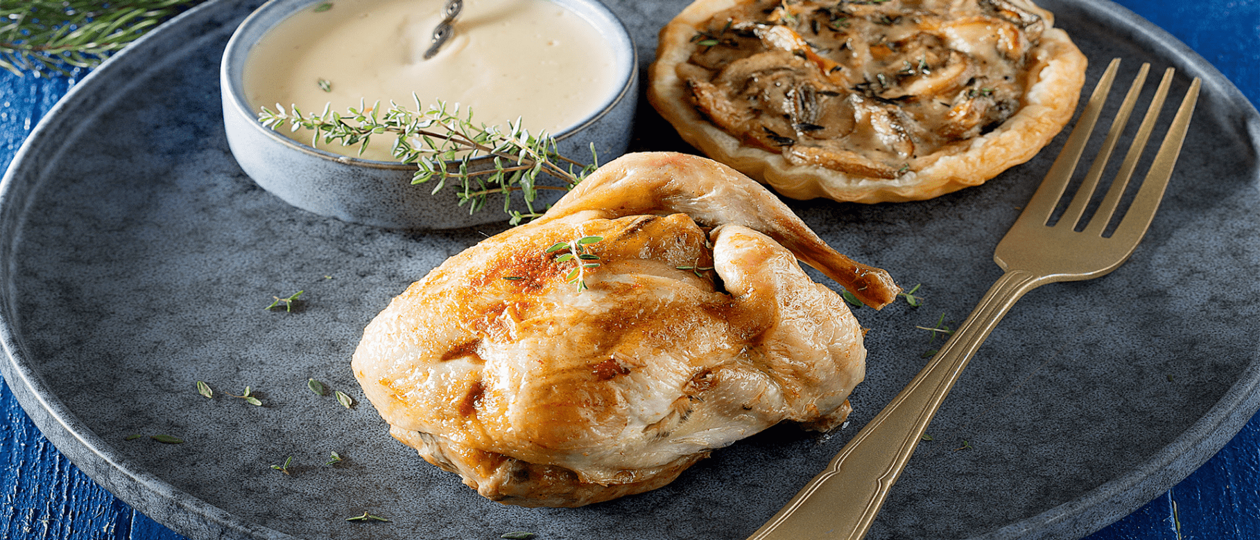 Cailles farcies, feuilleté forestier et sauce au champagne