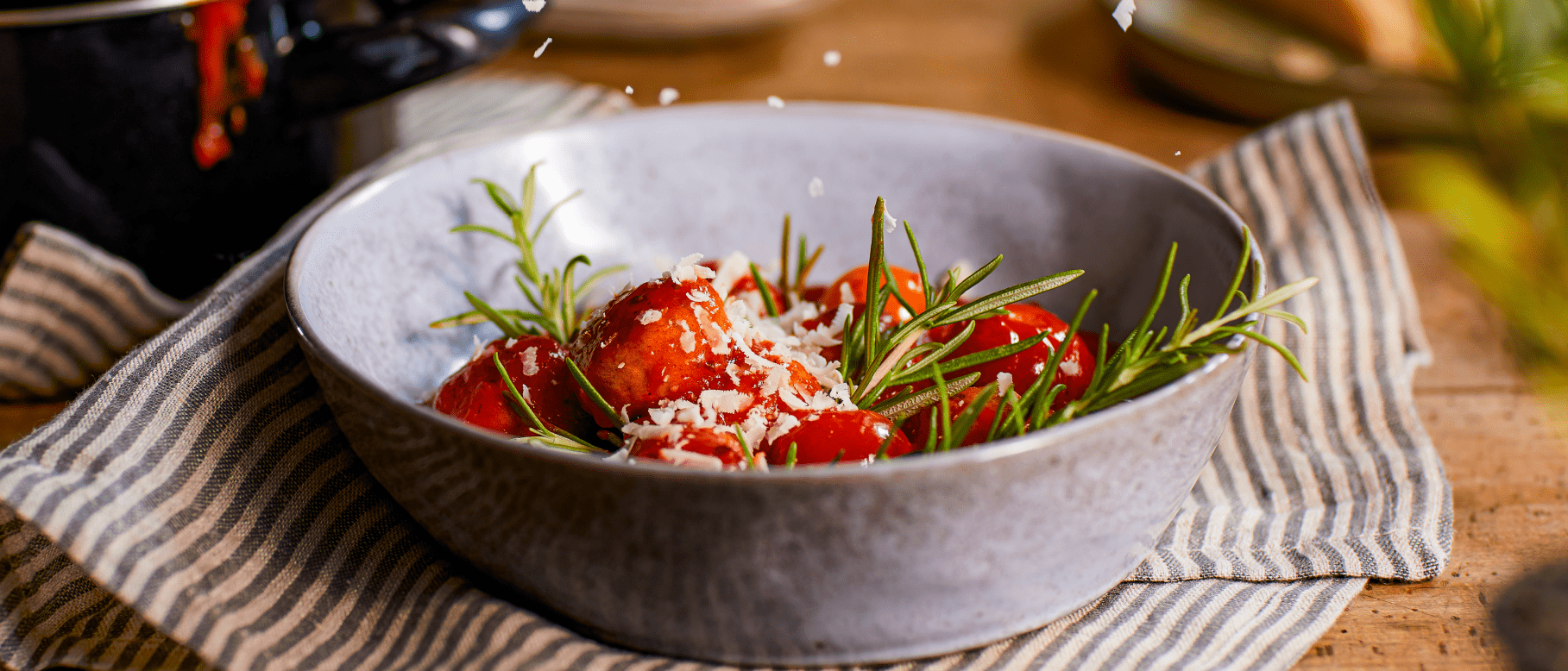 Boulettes de Noël végétaliennes à la sauce tomate avec de la neige de fromage parmesan