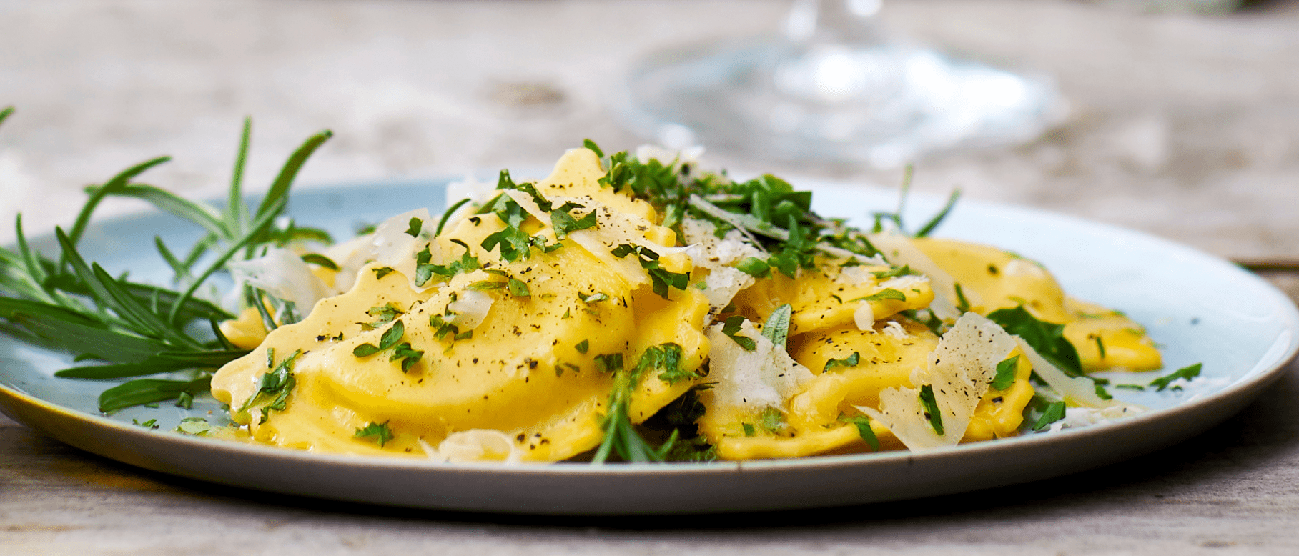 Pâtes mezzelune à la truffe avec sauce au beurre et au citron